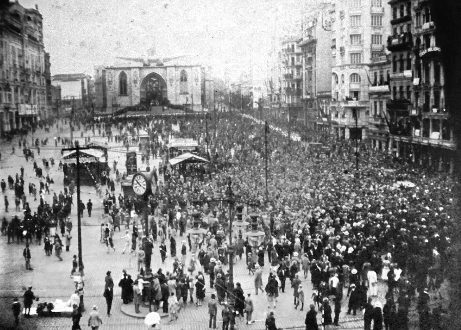 São Paulo Antiga - Praça da Sé em 1952 Destaque para a própria praça e a  catedral ainda em obras, o Palacete Santa Helena (com a publicidade da  Parquetina) e no canto