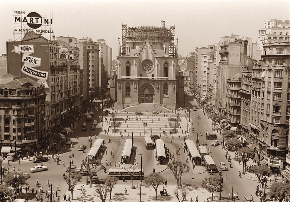 São Paulo Antiga - Praça da Sé em 1952 Destaque para a própria praça e a  catedral ainda em obras, o Palacete Santa Helena (com a publicidade da  Parquetina) e no canto